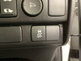 VSA装備車です。VSAはドライバーの操作と車の動きを見守っています。もし車の挙動が乱れたとき、4輪別々にブレーキをかけたり、エンジンパワーをしぼることによって車を安定させます。