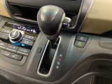 CVT車のセレクトレバーです。低速から高速まで、変速ショックのないスムーズな走りを実現するとともに、エンジン効率のよい領域を維持することで燃費にも貢献します。