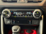 シートヒーターはフロントシート両席に完備しています!傷が目立ちやすい場所ですが、使用感は少なくきれいな状態です。