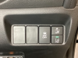 Hondaセンシング用の、VSA(ABS+TCS+横滑り抑制)解除と路外逸脱抑制機能のオンオフスイッチなどはハンドルの右側に装備しています。