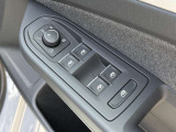 運転席ドアに集約されたパワーウィンドスイッチで、全窓をスマートに操作できます。