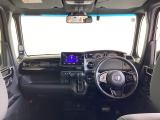 運転席は、大きな座面と包み込むような背もたれがドライバーの身体全体をしっかり支えます。上質なシート素材と座り心地のよいクッションを採用し、長時間の運転やコーナーの多い道も快適です