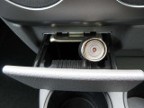 灰皿を小物入れとして使用しており、きれいな状態を維持。車内の清潔感を感じられ、においに配慮されたコンディションもポイントです。
