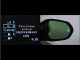 隣車線を走る車両をレーダーで検知し、ドアミラーでは確認しにくい後側方エリアに存在する車両に加え、急接近してくる車両も検知します。車両を検知するとドアミラーに搭載されたLEDインジケーターが点灯します。