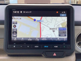 8インチ純正ナビを装備しております。