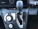 コラムシフトですので足元ひろびろ。運転しやすいですよ。