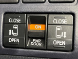 【両側パワースライドドア】スマートキーや運転席のスイッチで後席両側スライドドアの開閉が可能♪電動だから力を入れてドアを開ける必要が無く、小さなお子様でも簡単に開け閉めでき快適です♪