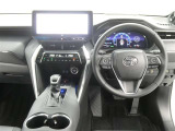 運転席からの視界はこんな感じです☆お気軽にご来店いただき、実際に座って是非お確かめください。ドライバーに寄り添う快適な操作フィールをもたらすステアリングです。