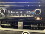 【オートエアコン】「AUTO」スイッチで車内の温度を一定に保ってくれるオートエアコン。快適装備の代名詞。もちろんマニュアル操作も可能ですよ。