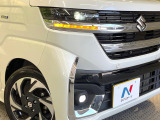 【LEDヘッドライト】悪天候や夜間走行時も良好な視界を確保し安心して運転できる高輝度LEDヘッドライトを装備!点灯速度が早く、消費電力も抑えられています。