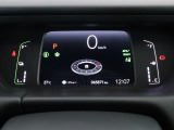 運転時の視界周辺の見やすい位置にメーターをレイアウト。視線の流れを断ち切らない、ストレスフリーで美しい運転動作を可能にします。またマルチインフォメーションディスプレイで、様々な情報が確認できます。