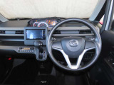 【運転席インテリアデザイン】左右対称のインテリアデザインでドライバーを包み込み運転に集中できるように設計されています。