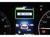 XーMODEは路面に応じて4輪の駆動力やブレーキなどを最適にコントロール。悪路からのスムーズな脱出をサポートします。
