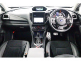 視界がとても良好で運転しやすさに貢献。シンプルで操作性の良いインパネ回りとなっております。