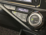 【オートエアコン】一度お好みの温度に設定すれば、車内の温度を検知し風量や温度を自動で調整。暑い&hellip;寒い&hellip;と何度もスイッチ操作をする必要はありません。快適な車内空間には必須の機能ですね♪