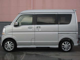 純正アルミで全体的にデザインがまとまっています。車も人も、オシャレはまずは足元からですね。