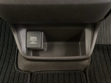 アクセサリーソケットはUSBのアダプターなどをつければ、スマホの充電にも使えます。周辺には物が置けるボックスがついています。