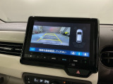リバースギアに入れるだけで後方の表示へ切り替わります。夜間や雨の日の駐車も楽になりますよ。