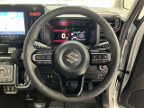 ステアリングから手を離さず、運転に集中したままオーディオ等の操作ができます。