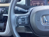 オーディオコントロールスイッチがハンドルに装備されているのでハンドルから手を離さずに運転が可能です。