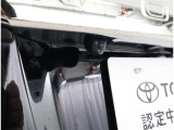 バックモニター付なので後退時に後方が見えるので安心。 車は構造上、死角がたくさんなので万が一を考えると必須ですね。 あくまで補助の為の装備、バックは目視で確認する事が重要ですよ。