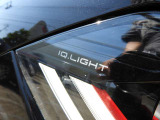 【IQ.LIGHT】 対向車や先行車のドライバーを眩惑することなく、前方の路面と路肩を広範囲に明るく照らすことができるマトリックスLEDヘッドライトを装備。快適なドライブをアシストします。