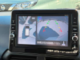真上から見下ろすような映像で、車庫入れや縦列駐車時に、自車と駐車位置の関係をひと目で確認でき、スムースな駐車をサポート。動く物を検知してお知らせすることで、発進時の安全確認もサポートします。