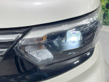 【LEDヘッドライト】悪天候や夜間走行時も良好な視界を確保し安心して運転できる高輝度LEDヘッドライトを装備!点灯速度が早く、消費電力も抑えられています。