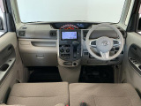 【インパネ】運転のしやすさを最優先に設計された見晴らしの良いフロントビュー。車両間隔が掴みやすく狭い道でも安心♪「安全」と「品質」を最優先に、安心してお乗りいただけるクルマを提供いたします。