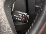 前方の車との車間を設定し、スピードを上げたり緩めたりを自動で行ってくれる追尾式の「レーダークルーズ」。上級装備の一つです!高級車にしかつかない嬉しい機能です。