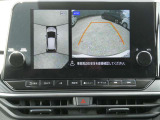 全周囲カメラで、クルマを上空から見下ろしているかのような映像を映し出します。周囲の状況がひと目でわかります!