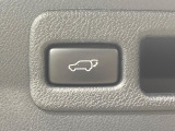 【パワーバックドア】スマートキーや運転席のボタンを押すだけでリアゲートが自動で開閉します!荷物を持っている時や、高い位置にあるバックドアを閉める際に便利な機能です♪