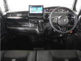視界広々で運転しやすくロングドライブでも疲れを感じさせないすっきりとまとまったインパネ周りです。