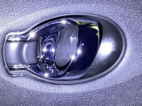 お客様に安全で快適なカーライフをお送りいただくために、中古車にも高いレベルの品質基準を設け、その基準に従って、全ての中古車について納車前整備を実施しています。
