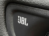 【JBLサウンドシステム】メーカーオプションの高品位サウンドシステムを搭載。専用のチューニングが施された大小様々なスピーカーから良質なサウンドが奏でられ、臨場感あふれる音響空間を演出します。