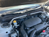 【STIタワーバー】お車の剛性を高めるタワーバーを装備。よりスムーズなコーナリング走行が可能となり、走りも楽しめます。