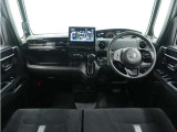 ◆視界広々で非常に運転しやすくロングドライブでも疲れを感じさせないすっきりとまとまったインパネ周りです。