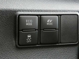 EVドライブモードで、早朝・深夜や屋内の駐車場などで、エンジン音や排気ガスを気にすることなく走れます。