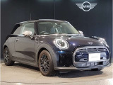 MINIのフロントグリルのデザインはイギリスで生まれた当初から、シルバーのサイドバーが折り重なった伝統的なデザインで御座います。その伝統はBMWのお車になってからでも少しずつ形を変えて守られております