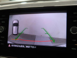 ギアをリバースに入れると車両後方の映像を映し出します。画面にはガイドラインが表示され、車庫入れや縦列駐車などの際に安全確認をサポートします。