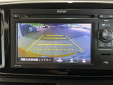【バックカメラ】運転が苦手な方も車庫入れラクラクです!ギアをリバースに入れれば自動的に切り換わりますので、面倒な操作は不要です♪狭い駐車場もお車を傷つけず安心ですね!