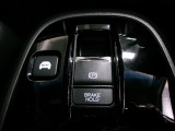 スイッチ操作で簡単にパーキングブレーキを作動可能。さらに、停車時にブレーキを保持するブレーキホールド機能付きで、渋滞時や信号待ちでの運転負担を軽減します。