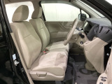 座面も厚みがあり背もたれも高く、広い足元にゆったり座れるシートです。運転席と助手席の間が空いている為、助手席側への移動がスムーズです。交通量の多い道でも助手席側から乗り降りができます。