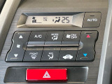 【オートエアコン】一度お好みの温度に設定すれば、車内の温度を検知し風量や温度を自動で調整。暑い&hellip;寒い&hellip;と何度もスイッチ操作をする必要はありません。快適な車内空間には必須の機能ですね♪