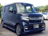 狭い駐車場でも、スライドドアならチャイルドシートへのお子さまの乗降や荷物の積載もスムーズ。とても便利な【両側電動スライドドア】ドアハンドを少し引くだけでリアドアが自動開閉します。