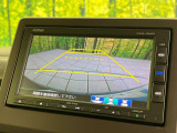 【バックカメラ】駐車時に後方がリアルタイム映像で確認できます。大型商業施設や立体駐車場での駐車時や、夜間のバック時に大活躍!運転スキルに関わらず、今や必須となった装備のひとつです!