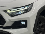 【LEDヘッドライト】悪天候や夜間走行時も良好な視界を確保し安心して運転できる高輝度LEDヘッドライトを装備!点灯速度が早く、消費電力も抑えられています。