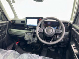 運転席まわりです。 各操作スイッチは使いやすい位置に配置されてます。