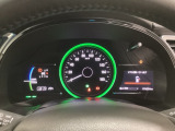ハイブリット車専用のメーターです。中央のスピードメーターより左右のサブデスプレイで燃費や動力伝達などの情報が見れるようになっています。