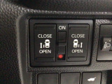 【両側パワースライドドア】両側がパワースライドドアになっており、運転席のスイッチやスマートキーでも開閉が可能です!開口部も広いので乗り降りも楽々♪